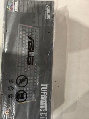une boîte contenant un clavier, posée sur une table