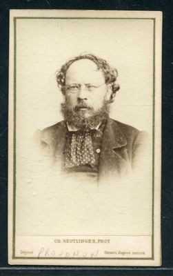 portrait d'un homme barbu portant des lunettes à monture noire