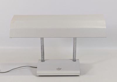 une image représentant une lampe de bureau blanche posée sur une surface blanche