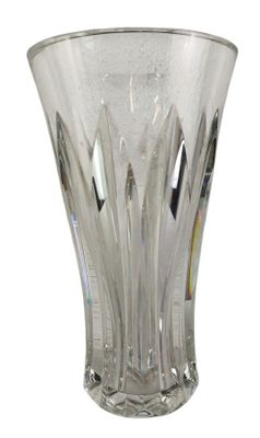 un vase en verre posé sur une surface blanche