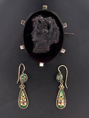 Ensemble de bijoux comprenant une broche ovale en verre teinté violet  - Photo 1