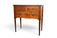 COMMODE (petite) en acajou, ouvrant à trois tiroirs sur deux…