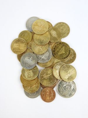 une pile de pièces de monnaie posée sur une surface blanche