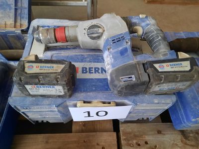 deux outils électriques posés sur une boîte bleue