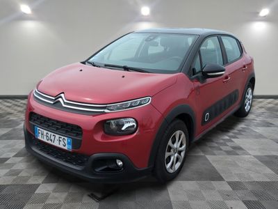 une citrole rouge est garee dans une piece avec un sol en damier