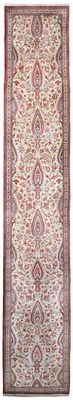 un tapis à motifs sur fond blanc