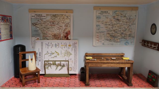 Diorama. Composition miniature, dans une vitrine en bois, vitre e...