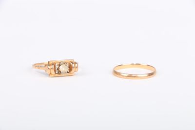 deux bagues en or sur un fond blanc, ornées d'un diamant au centre