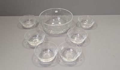 neuf verres et un bol sur la table