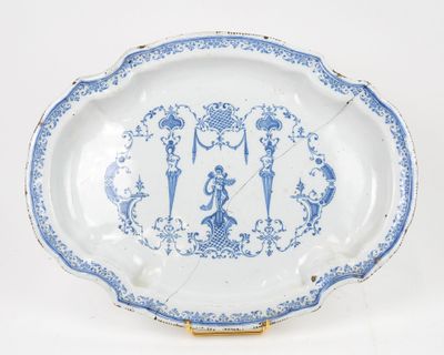 une assiette bleue et blanche avec une photo de personnes dessus