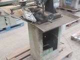 une machine posée sur une palette dans un entrepôt