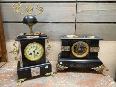 deux horloges posées l'une à côté de l'autre sur une table
