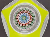 une image représentant un bol en verre jaune orné d'un motif floral