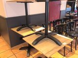 des tables et des chaises dans un restaurant au sol carrelé