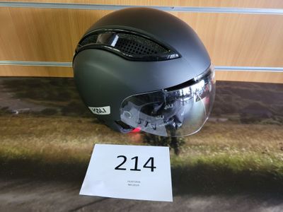 un casque posé par terre à côté d'un panneau