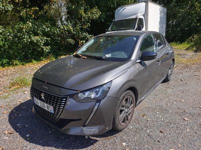 une voiture sur le bord de la route, avec une caisse posée sur le toit