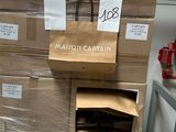 un carton contenant des boîtes empilées les unes sur les autres dans un entrepôt