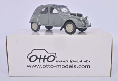 une petite voiture jouet posée sur une boîte