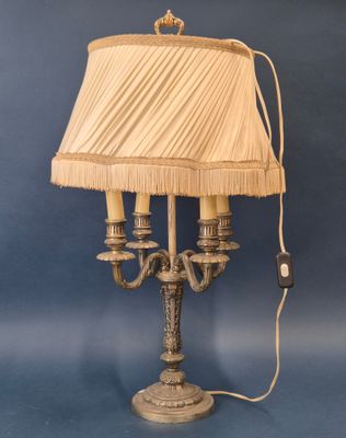 une image représentant une lampe de table surmontée d'un abat-jour