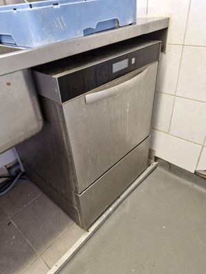 un lave-vaisselle dans un coin d'une petite cuisine