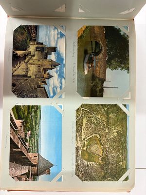 un livre ouvert sur lequel figurent des illustrations d'un château
