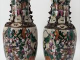 deux vases posés côte à côte sur une surface blanche