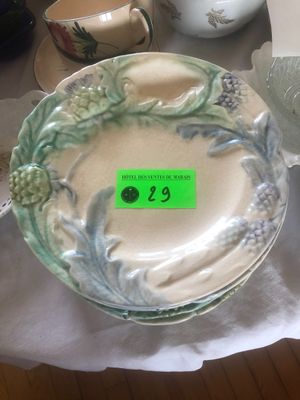 une assiette ornée d'un motif floral, posée sur une table