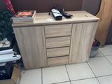 un meuble en bois sur lequel est posée une télévision, dans une pièce