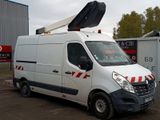 une camionnette blanche garée sur un parking, avec une grue sur le toit