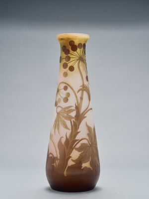 un vase en verre avec un motif floral