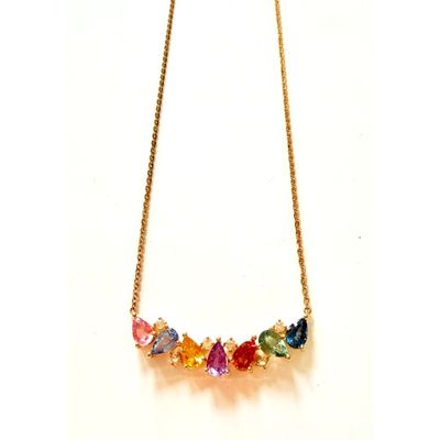 un gros plan d'un collier composé d'une chaîne ornée de pierres multicolores