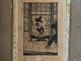 une vieille photo d'une femme assise à une table