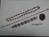 beaucoup de bijoux posés sur la table