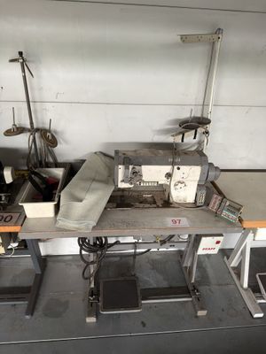 une machine posée sur une table dans une pièce