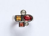 un gros plan d'une bague ornée de deux pierres de couleurs différentes