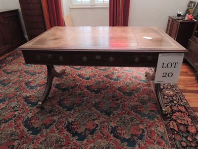 une table avec de nombreux tiroirs dans une pièce
