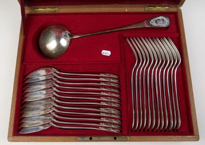 many spoons and spoon spoons in a box