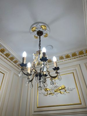 un lustre suspendu au plafond de la pièce