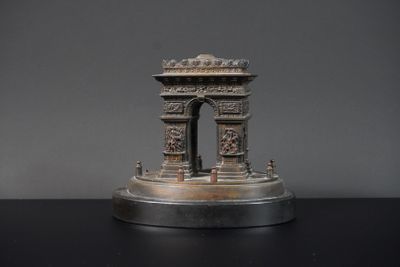 une petite statue représentant un bâtiment, posée sur une table