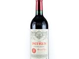une bouteille de vin rouge posée sur une table blanche