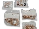 tout un tas de types différents d'épingles à cheveux dans des sachets