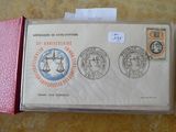 une enveloppe sur laquelle sont collés des timbres, posée sur une table