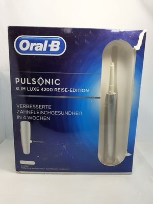 emballage d'une brosse à dents dans une boîte posée sur une surface blanche