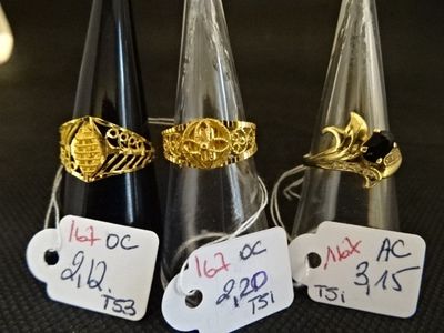 Plusieurs bagues différentes sont posées sur des cônes, accompagnées d'étiquettes de prix