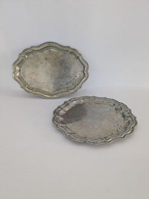 paire de plats plaqués argent sur fond blanc
