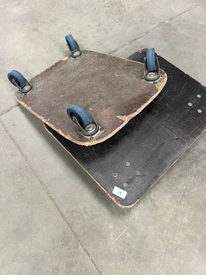 un skateboard posé sur un autre skateboard