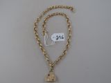 un gros plan sur un collier composé d'une chaîne en or et d'un pendentif en forme de cœur
