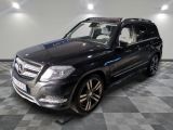 une photo d'un SUV Mercedes noir garé sur un sol à damier
