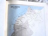 un livre sur lequel figure la carte d'un pays