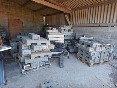 un gros tas de parpaings empilés dans un bâtiment